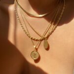 Cómo hacer layering de joyas en 2026: guía completa de collares, brazaletes y anillos